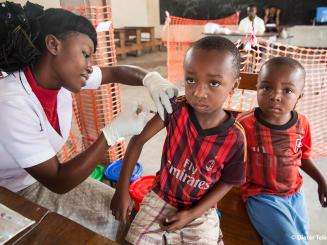 An MSF staff member vaccinates a child in Democratic Republic of Congo.